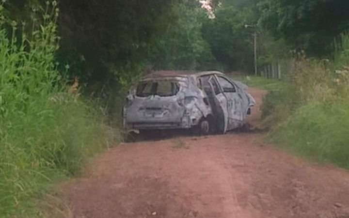 Piden que retiren un auto incendiado en El Peligro