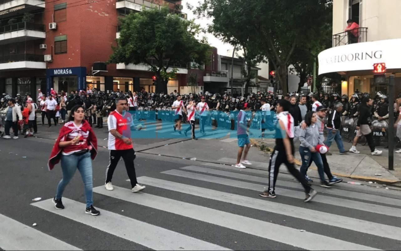 Fuera y dentro del Monumental, hubo corridas, piedras e incidentes 