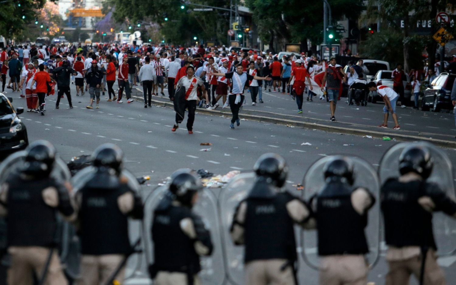 La violencia le volvió a ganar al fútbol: se suspendió la final entre River y Boca y se pasó para mañana