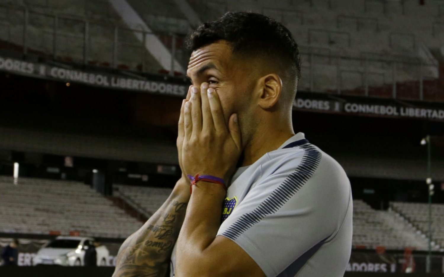 El técnico de River fue a saludar a los jugadores de Boca y a Tevez no le gustó