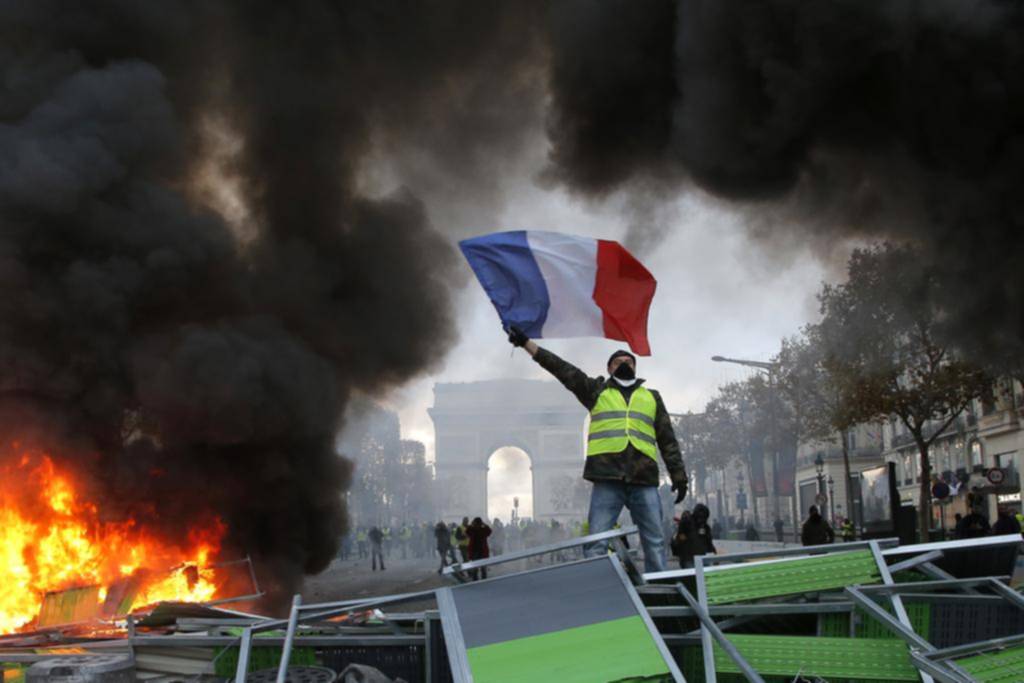 Graves incidentes en Francia contra la suba de precios de los combustibles
