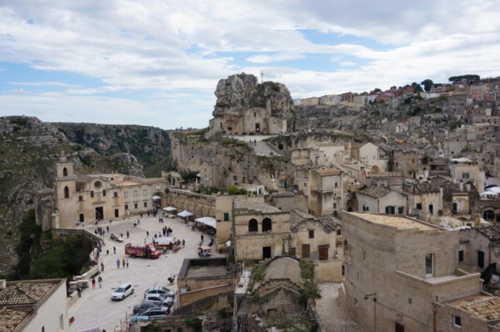 Matera, una ciudad italiana rodeada de montañas y de las más antiguas del planeta