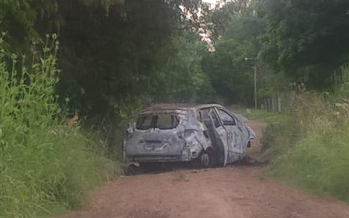 Piden que retiren un auto incendiado en El Peligro