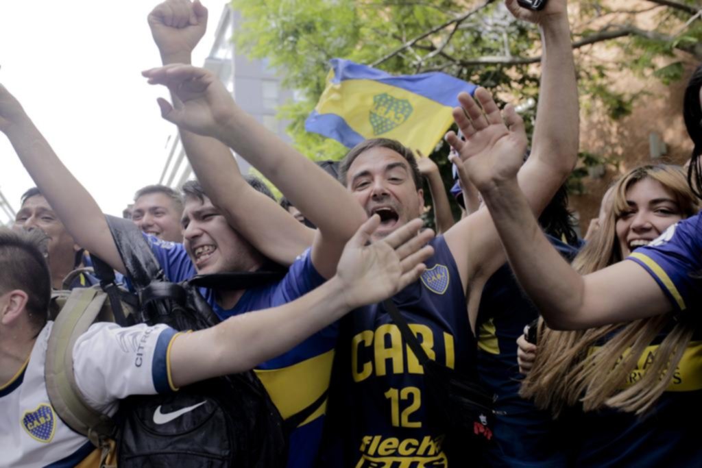 Los hinchas se manifestaron en las puertas del hotel