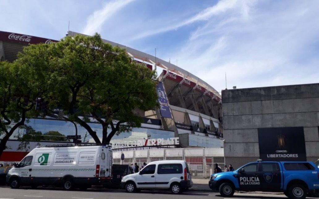 Allanaron el Monumental para investigar si hay connivencia entre barras y dirigentes