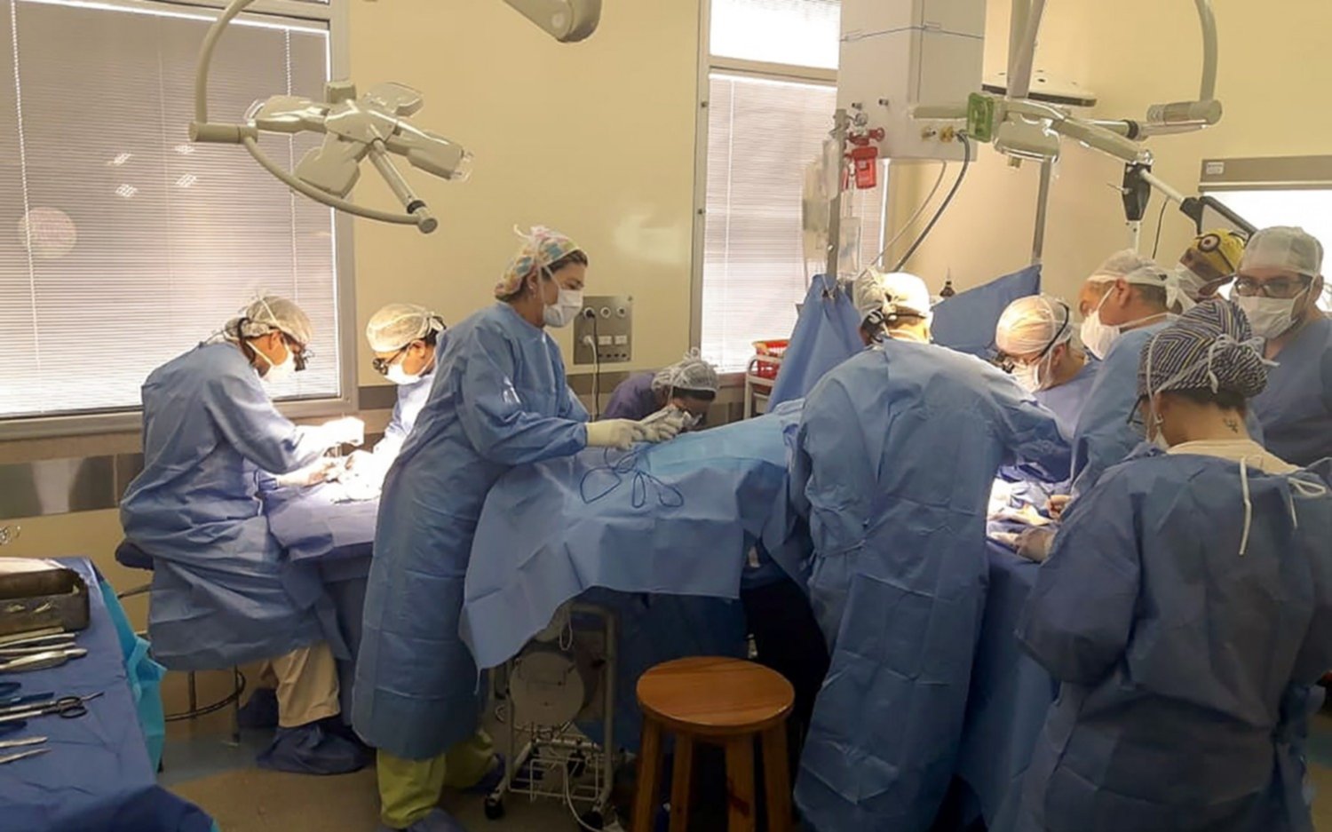 Médicos del Hospital Gutiérrez le reimplantaron la mano a un niño de 5 años