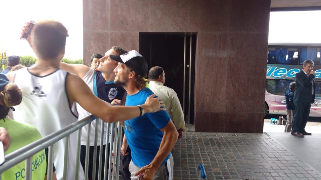 El Lobo entrenó temprano en Abasto y llegó a Mar del Plata a puras sonrisas y fotos