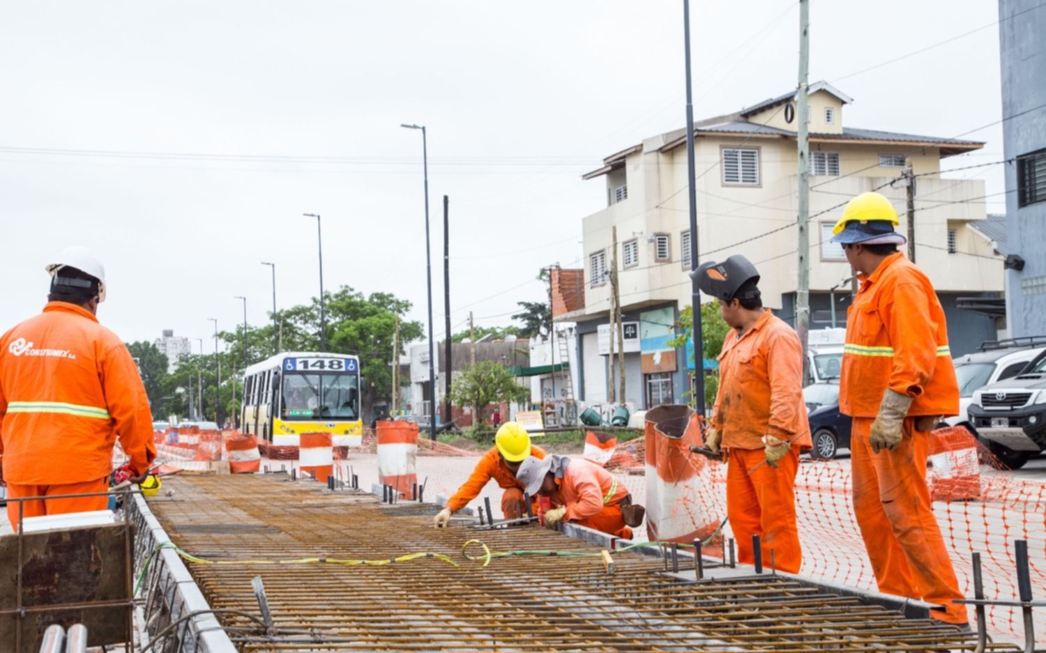 Comenzó la construcción de tres estaciones del metrobus