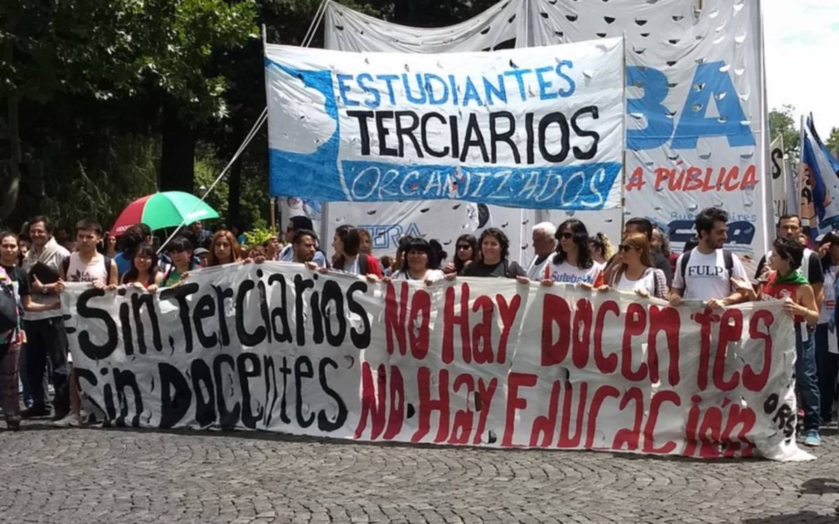 Docentes y estudiantes se movilizaron para denunciar el cierre de terciarios