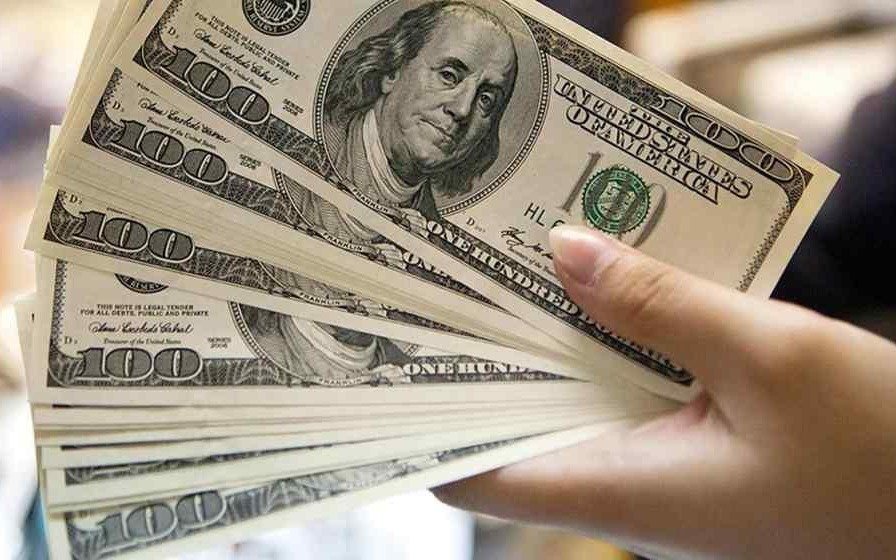 El dólar retrocedió cinco centavos y cerró la jornada a un promedio de $39,53