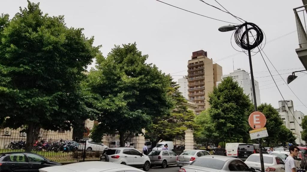 Frente a la Legislatura hay inquietud por un tendido