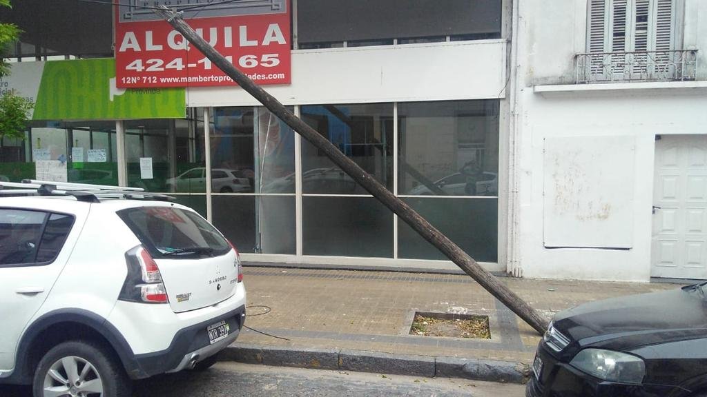 Un poste peligrosamente inclinado en 45 entre 4 y 5