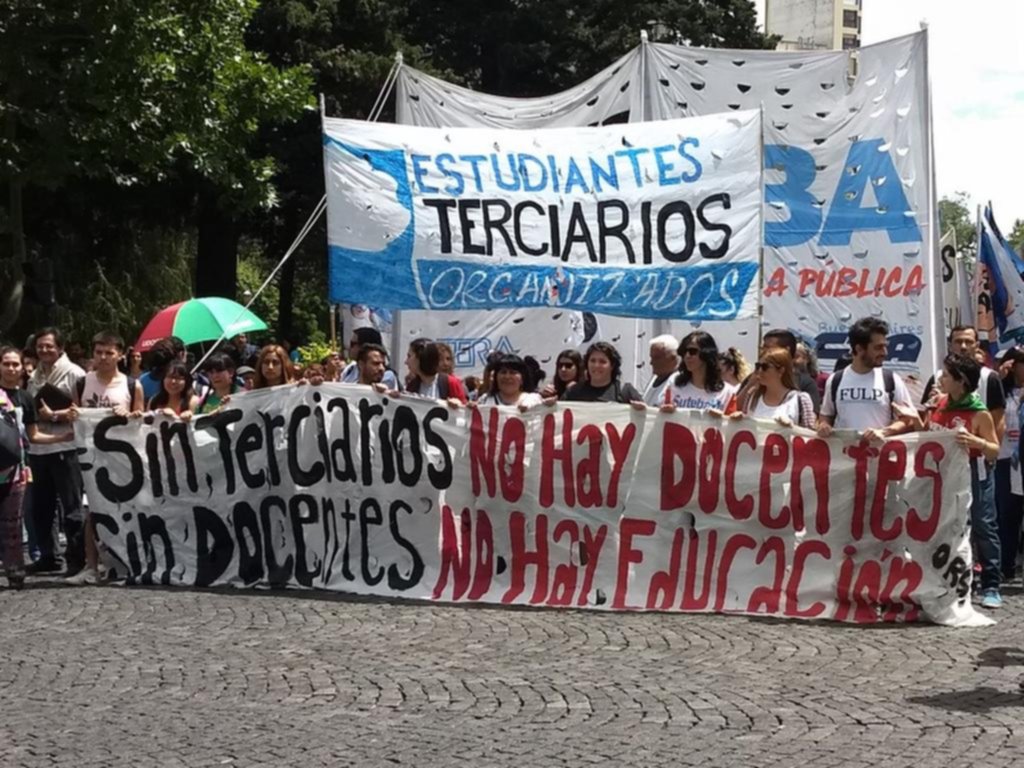 Nutrida marcha contra “el cierre de carreras” en los institutos terciarios