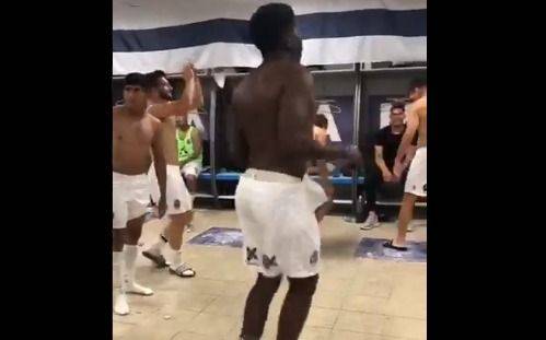 Un vestuario a puro festejo y el "bailecito" de Hurtado