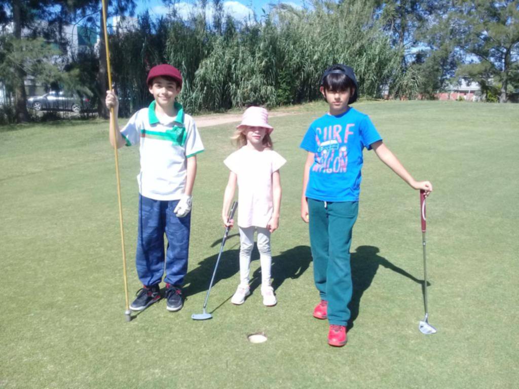 Golf para todas las edades en el club Hípico de City Bell