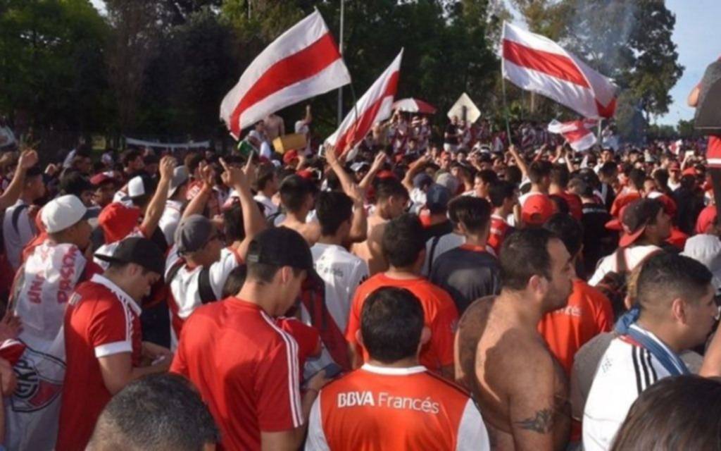 Indignados por perder la localía, los hinchas de River convocan a un banderazo