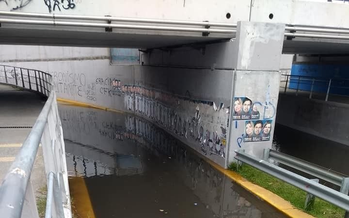 El paso bajo nivel de City Bell amaneció inundado y debió ser cerrado al tránsito
