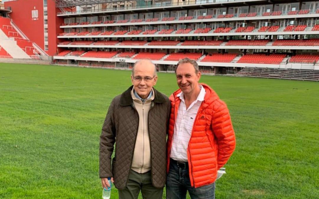 Sabella estuvo de visita en 1 y 57: recorrió instalaciones y caminó por el campo de juego