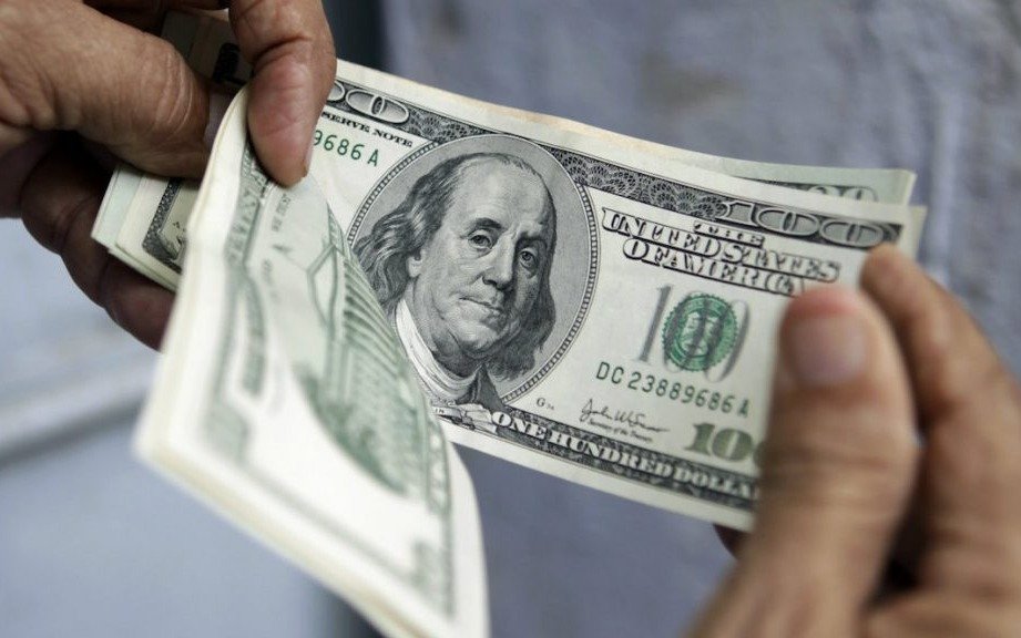 El dólar subió a $63,35 pero en la semana bajó $1,65 por intervenciones del Banco Central