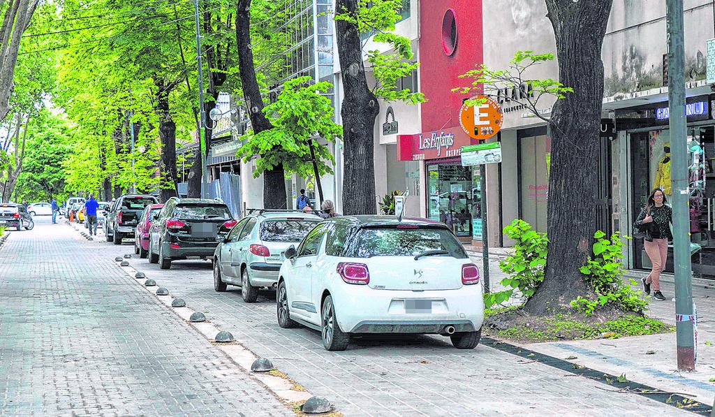 Confusión y festival de faltas al estacionar en 51 entre 4 y 6