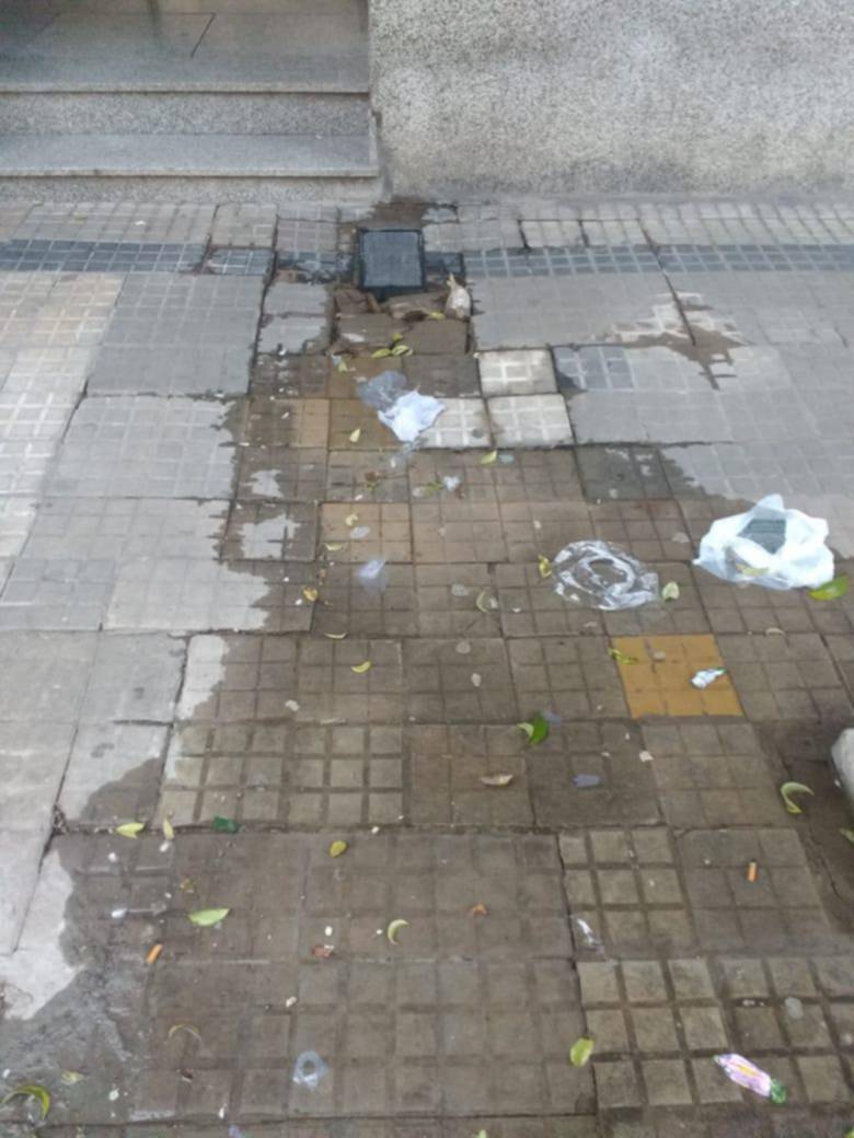 La filtración de calle 45 entre 8 y 9 ya cumplió un mes