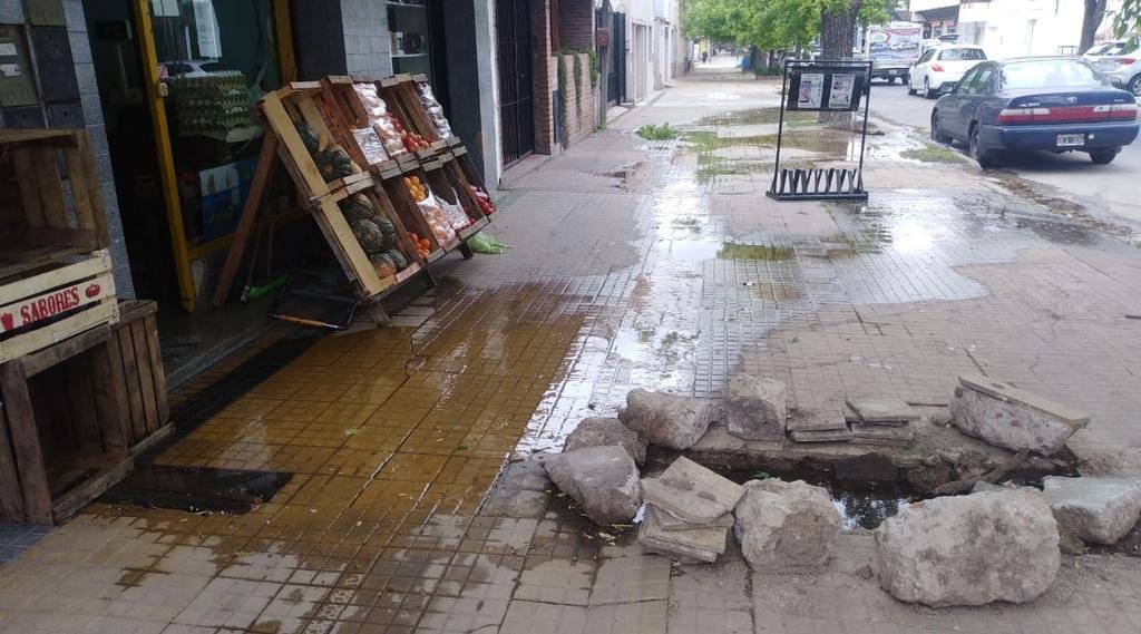 Angustia: llevan más de 15 días sin agua por un caño roto