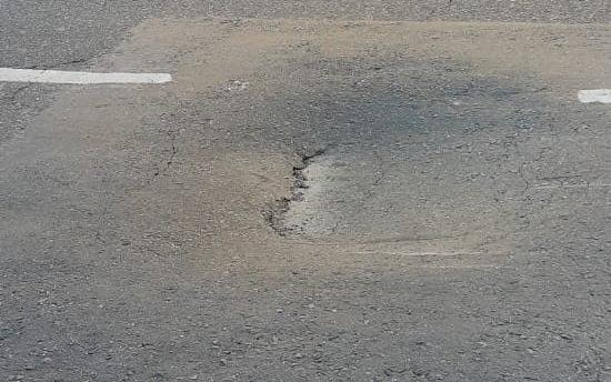 Un peligroso bache en pleno centro, frente a Camuzzi