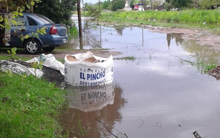 Calle intransitable en Olmos: inundada y embarrada