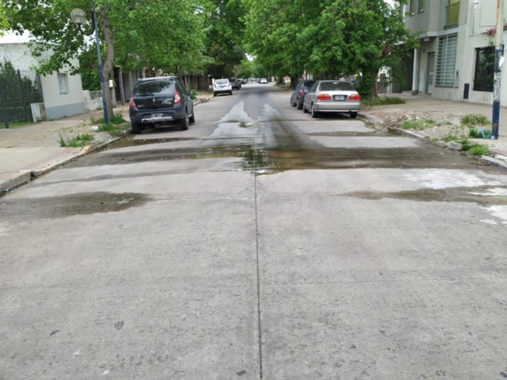 Se derrocha en la calle y están sin agua en los hogares