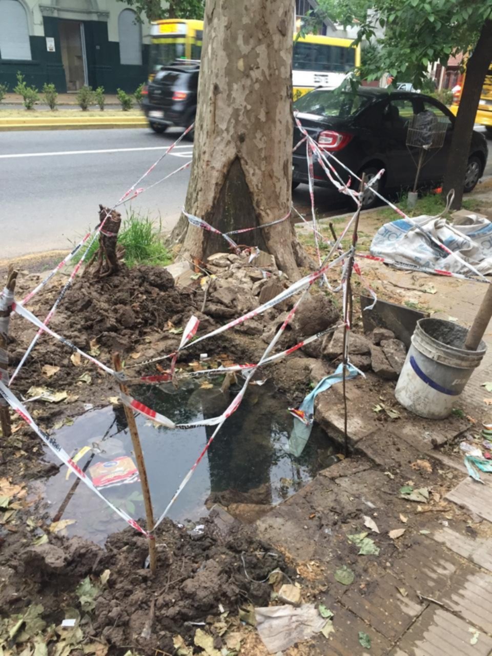 Peligro en barrio Hipódromo por una pérdida de agua
