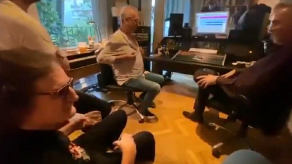 Charly García “reversionó” el “no se inunda más” de Macri