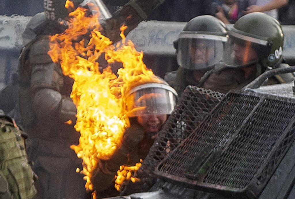 Chile sacudido por la violencia extrema, las protestas y un sismo