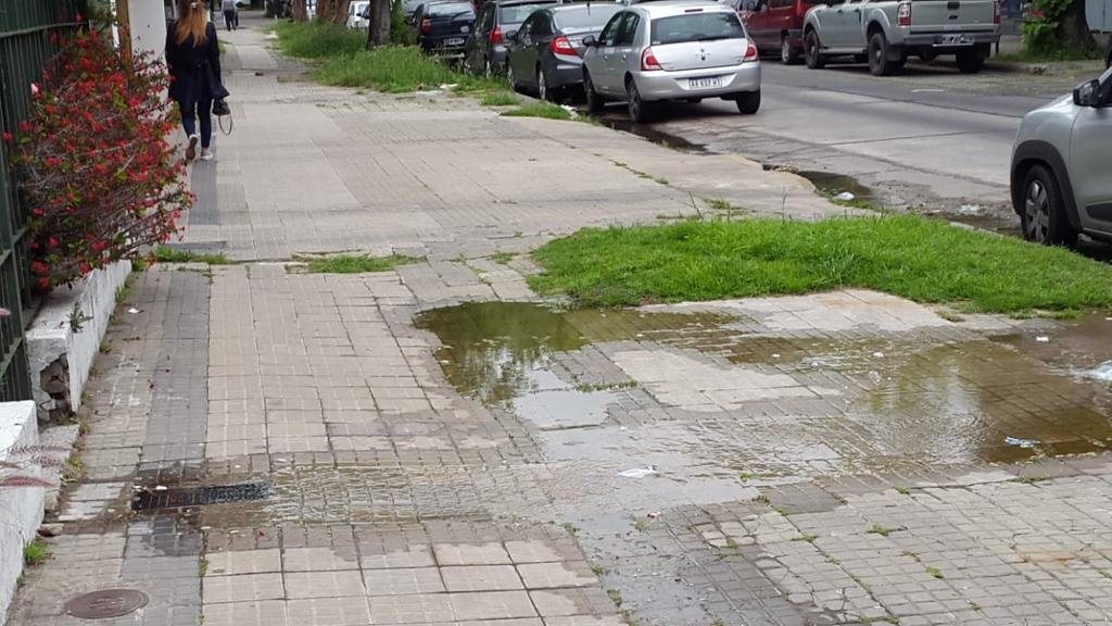 Paso peatonal imposible por cañería rota en 35 y 9