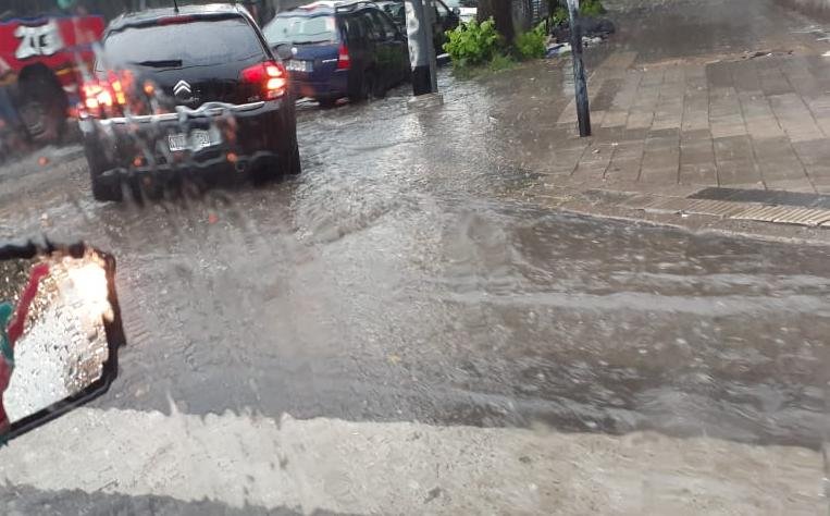 Chaparrón dejó calles anegadas en barrio Norte