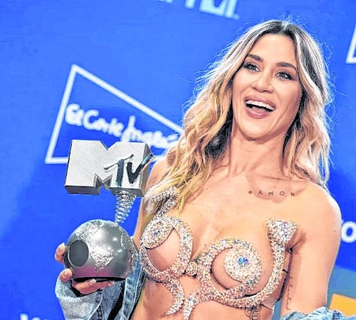 Barón, ¿tramposa?: ganó un premio y las fans de Lali la acusaron de avalar una estafa