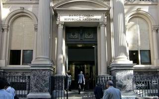 Colas en los bancos porque mañana no habrá atención al público