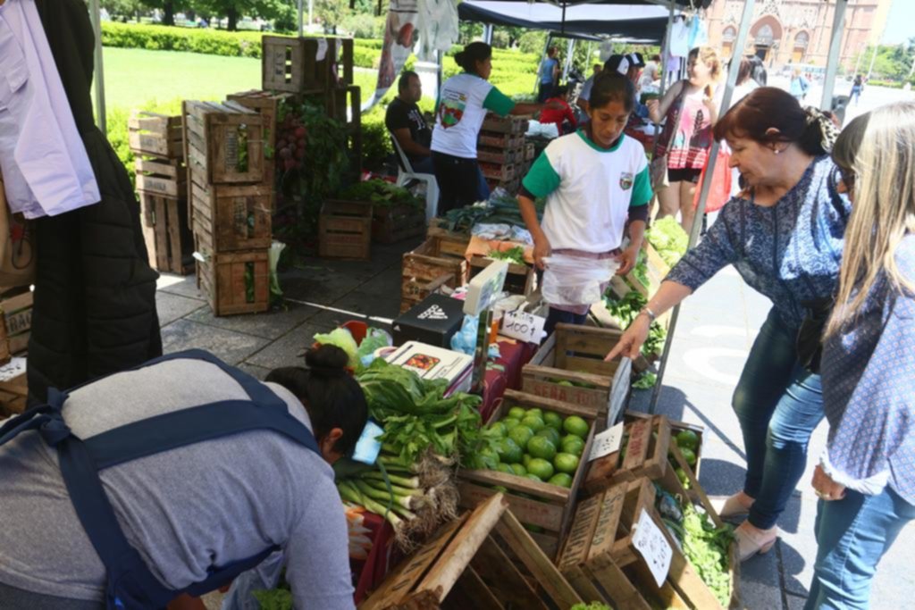 De la quinta al consumidor: productores locales montaron una megaferia en Plaza Moreno