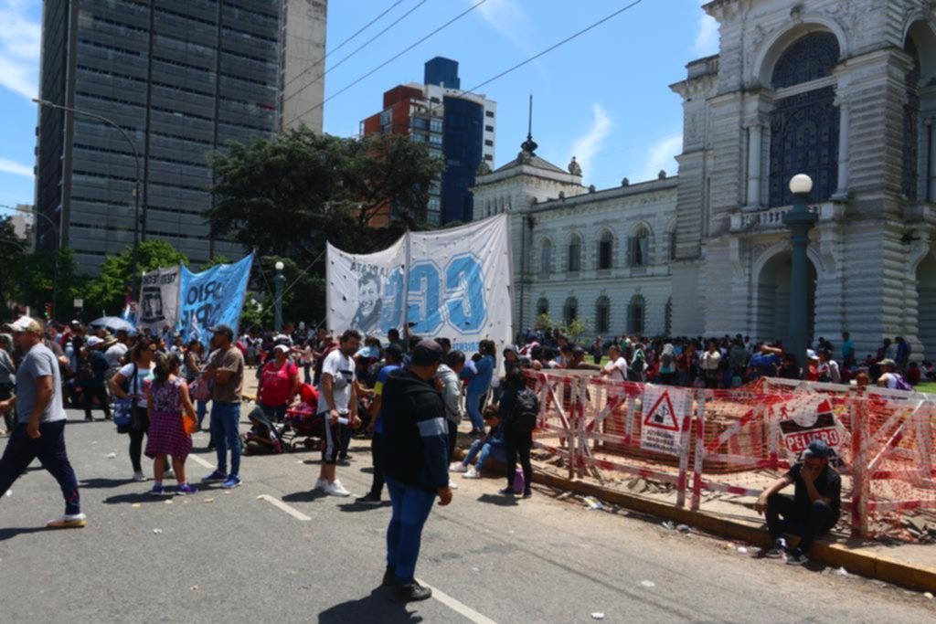 Movimientos sociales protestaron frente a la Municipalidad