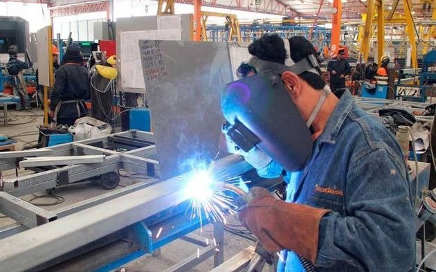 La producción industrial cayó 5,1% en septiembre y la construcción 8,5%