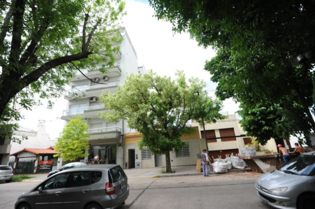 Hay terror por un “hombre araña” que violó a una joven en un edificio de Barrio Norte