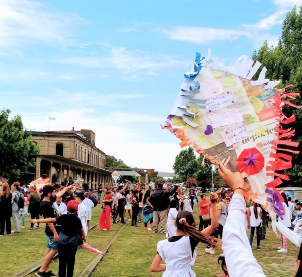 Cientos de alumnos en una colorida barrileteada en Meridiano V