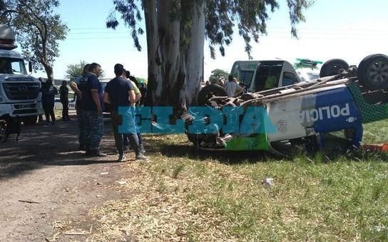 En un confuso episodio, un patrullero volcó en Abasto cuando trasladaba a un detenido