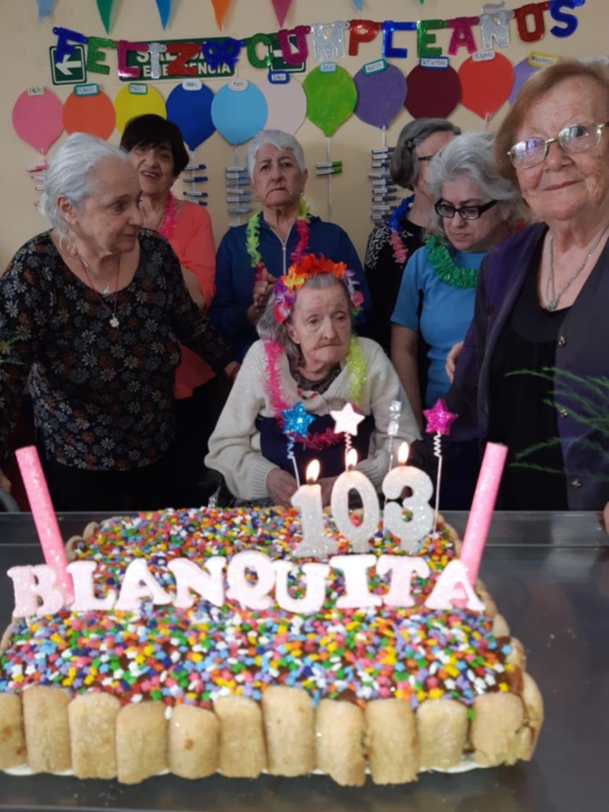 Emotiva celebración de los 103 años de una vecina platense