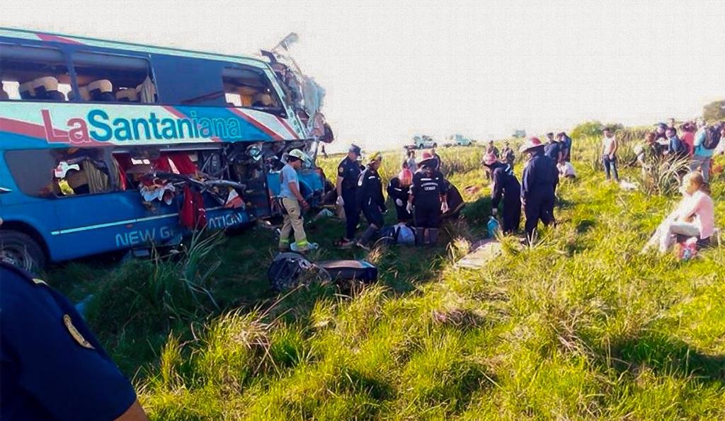 La “ruta de la muerte” se llevó otras 4 vidas por un choque entre un micro y un camión