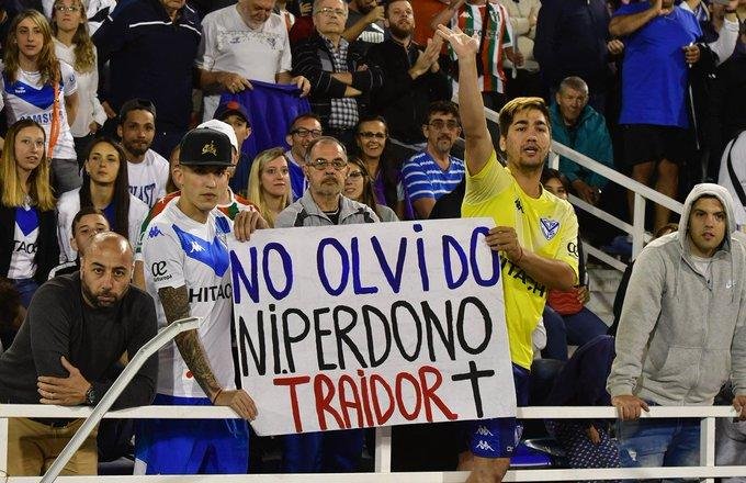 Gritos, silbidos y banderas contra Mauro Zárate, a quien los hinchas no lo perdonan