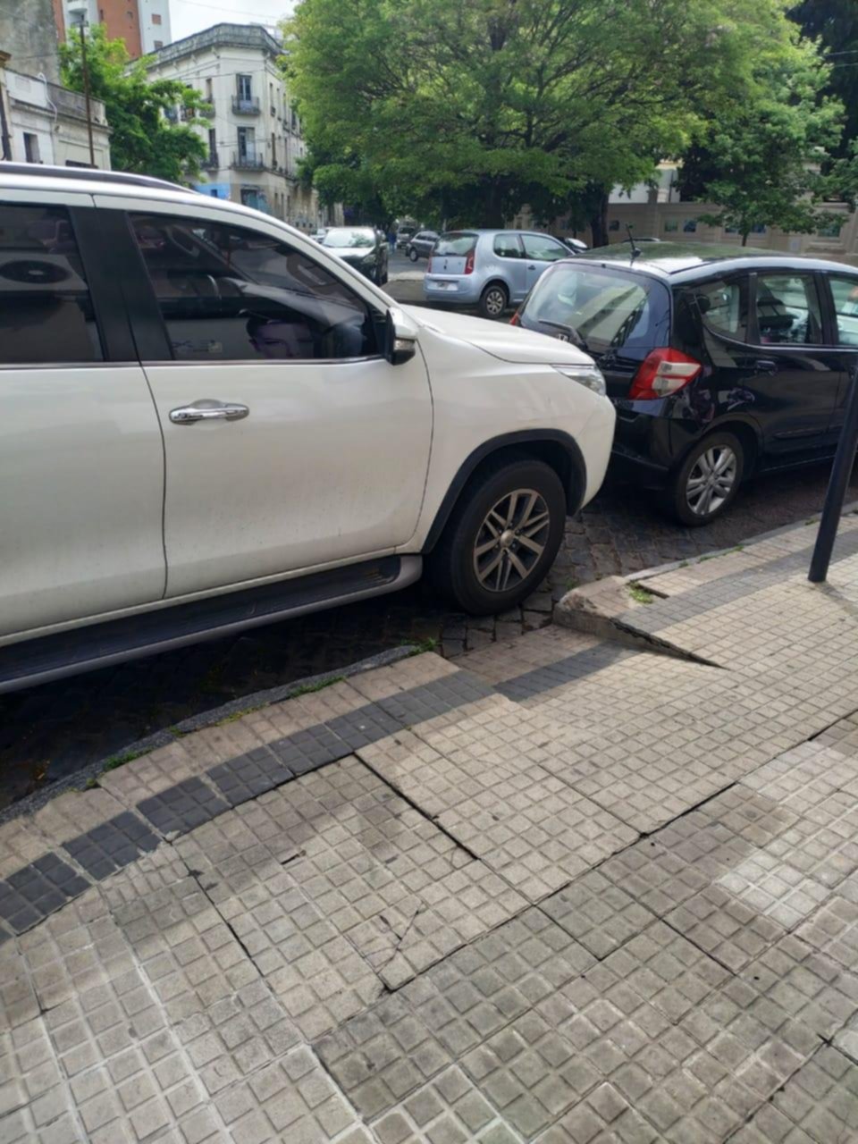 En pleno centro, un auto obstruyó una rampa