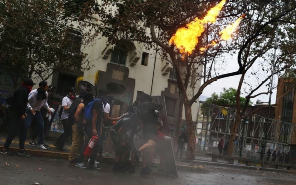 Manifestantes atacaron la Embajada Argentina en Chile en medio de los disturbios