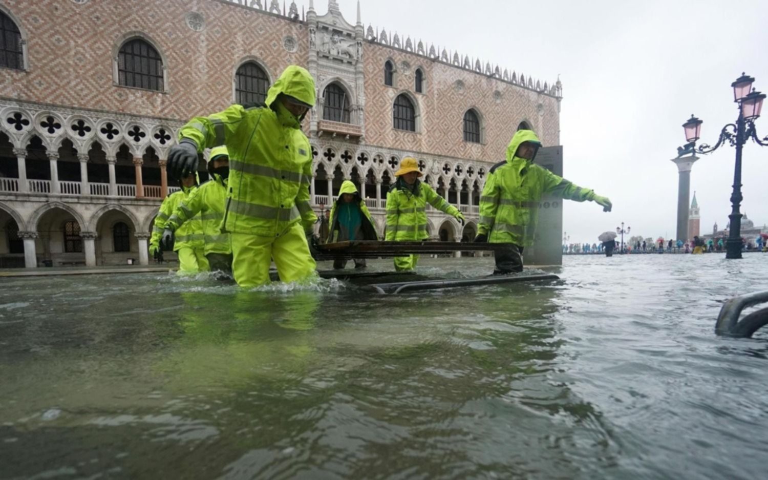 Venecia inundada con el fenómeno de la marea alta