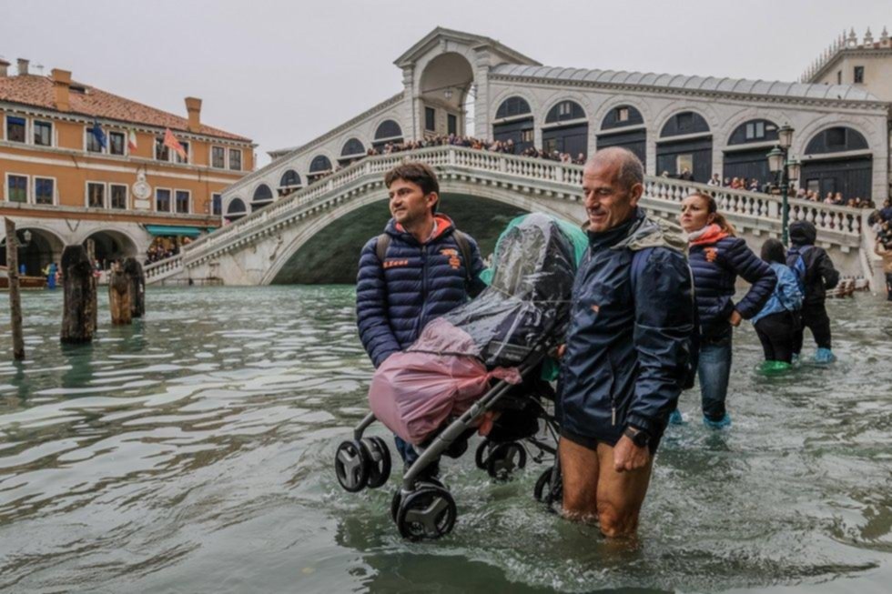 Venecia con las botas altas frente a una histórica “acqua alta”