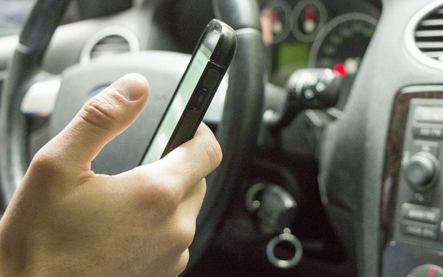 Según una encuesta, 6 de cada 10 conductores admite usar audios de Whatsapp mientras conduce